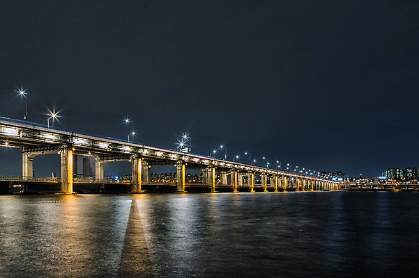포토 JPG 야경 가로등 하늘 서울 한국 사람없음 야외 빛 강 한강 반포대교 가교 국내포토 건축물 공공시설 아시아 다리_건축물 야간 랜드마크 파일형식 풍경_경치