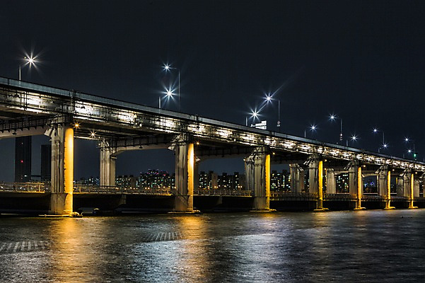 포토 JPG 야경 가로등 하늘 서울 한국 사람없음 야외 빛 강 한강 반포대교 가교 국내포토 건축물 공공시설 아시아 다리_건축물 야간 랜드마크 파일형식 풍경_경치