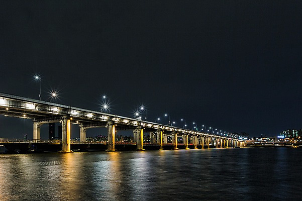포토 JPG 야경 가로등 하늘 서울 한국 사람없음 야외 빛 한강 반포대교 가교 국내포토 건축물 공공시설 아시아 다리_건축물 야간 랜드마크 파일형식 풍경_경치