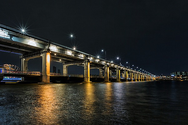 포토 JPG 야경 가로등 서울 한국 사람없음 야외 물 빛 강 한강 반포대교 가교 국내포토 자연요소 건축물 공공시설 아시아 다리_건축물 야간 랜드마크 파일형식 풍경_경치