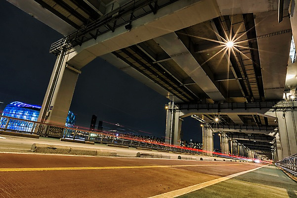 포토 JPG 도로 야경 자동차 서울 한국 사람없음 야외 빛 한강 반포대교 잔상 가교 국내포토 건축물 아시아 길 육상교통 교통시설 다리_건축물 야간 랜드마크 파일형식 풍경_경치
