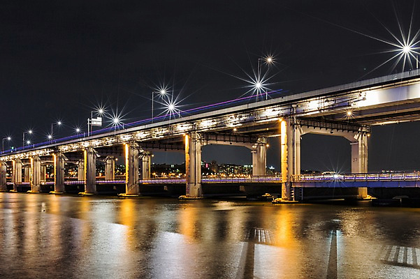 포토 JPG 야경 자동차 서울 한국 사람없음 야외 빛 강 반사 한강 반포대교 가교 국내포토 건축물 아시아 육상교통 다리_건축물 야간 랜드마크 파일형식 풍경_경치