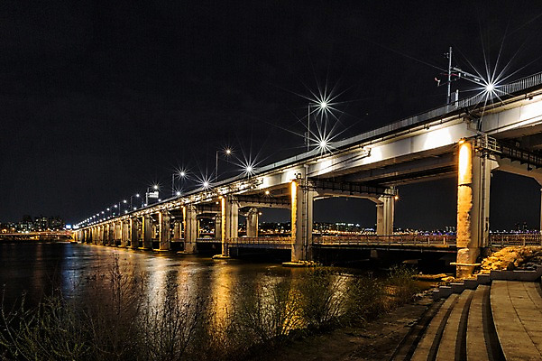 포토 JPG 야경 서울 한국 사람없음 야외 빛 강 반사 한강 반포대교 가교 국내포토 건축물 아시아 다리_건축물 야간 랜드마크 파일형식 풍경_경치