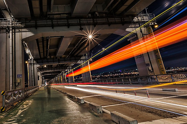 포토 JPG 도로 야경 서울 한국 사람없음 야외 빛 한강 반포대교 잔상 가교 국내포토 건축물 아시아 길 교통시설 다리_건축물 야간 랜드마크 파일형식 풍경_경치