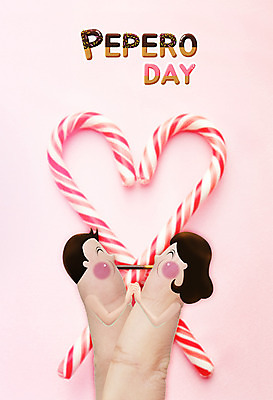 PSD 편집이미지 커플 여자 남자 손가락 데이이벤트 포토일러 함께함 사탕 사람 두명 신체부위 과자 만남 하트 축하 빼빼로 빼빼로데이 이미지편집 모양 손 기념일 컨셉 관계 디저트 막대과자 파일형식