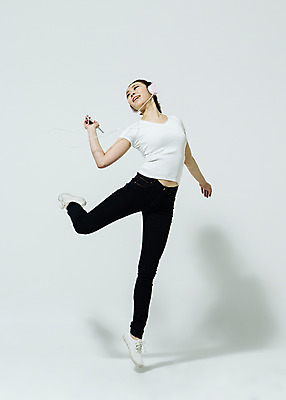 포토 JPG 스튜디오촬영 전신 여자 음악 모션 실내 한명 미소 들기 사람 동양인 20대 성인 앞모습 점프 헤드셋 듣기 한국인 춤 다리들기 여자만 여자한명만 성인여자만 청년만 청년여자만 성인한명만 청년여자한명만 성인여자한명만 성인만 국내포토 1 뷰포인트 음향기기 문화예술 표정 인종 청년 내부 헤드폰 파일형식