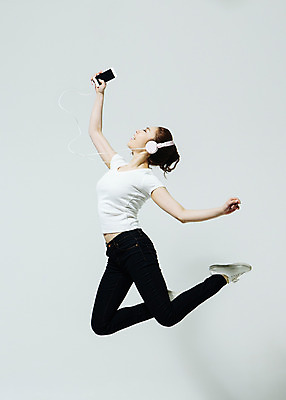 포토 JPG 스튜디오촬영 전신 여자 음악 모션 실내 한명 들기 사람 동양인 20대 성인 옆모습 스마트폰 점프 헤드셋 듣기 한국인 춤 여자만 여자한명만 성인여자만 청년만 청년여자만 성인한명만 청년여자한명만 성인여자한명만 성인만 국내포토 1 뷰포인트 음향기기 문화예술 인종 청년 내부 핸드폰 스마트기기 헤드폰 파일형식