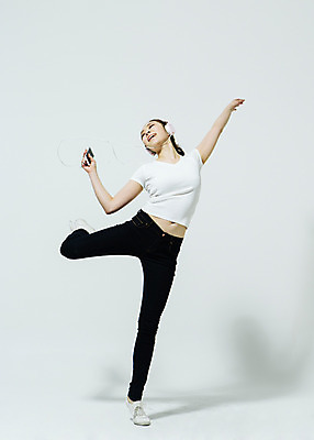 포토 JPG 스튜디오촬영 전신 여자 음악 노래 모션 실내 한명 서기 미소 들기 사람 동양인 손짓 20대 성인 앞모습 스마트폰 헤드셋 듣기 한국인 춤 손뻗기 다리들기 여자만 여자한명만 성인여자만 청년만 청년여자만 성인한명만 청년여자한명만 성인여자한명만 성인만 국내포토 1 뷰포인트 음향기기 문화예술 표정 인종 청년 내부 핸드폰 스마트기기 헤드폰 파일형식