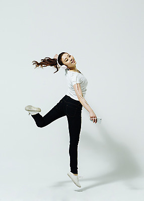 포토 JPG 스튜디오촬영 전신 여자 음악 노래 모션 실내 한명 미소 들기 사람 동양인 20대 성인 앞모습 옆모습 스마트폰 점프 헤드셋 듣기 한국인 춤 다리들기 여자만 여자한명만 성인여자만 청년만 청년여자만 성인한명만 청년여자한명만 성인여자한명만 성인만 국내포토 1 뷰포인트 음향기기 문화예술 표정 인종 청년 내부 핸드폰 스마트기기 헤드폰 파일형식