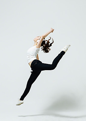 포토 JPG 스튜디오촬영 전신 여자 음악 노래 모션 실내 한명 들기 사람 동양인 20대 성인 옆모습 점프 헤드셋 듣기 한국인 춤 다리들기 여자만 여자한명만 성인여자만 청년만 청년여자만 성인한명만 청년여자한명만 성인여자한명만 성인만 국내포토 1 뷰포인트 음향기기 문화예술 인종 청년 내부 헤드폰 파일형식