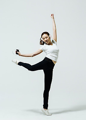 포토 JPG 스튜디오촬영 전신 여자 음악 노래 모션 실내 한명 미소 들기 사람 동양인 손짓 20대 성인 앞모습 스마트폰 헤드셋 듣기 한국인 춤 손뻗기 다리들기 여자만 여자한명만 성인여자만 청년만 청년여자만 성인한명만 청년여자한명만 성인여자한명만 성인만 국내포토 1 뷰포인트 음향기기 문화예술 표정 인종 청년 내부 핸드폰 스마트기기 헤드폰 파일형식