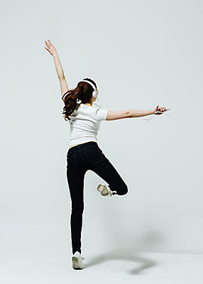 포토 JPG 스튜디오촬영 전신 여자 음악 노래 모션 팔벌리기 실내 한명 서기 사람 동양인 손짓 20대 성인 뒷모습 헤드폰 듣기 한국인 춤 손뻗기 다리들기 여자만 여자한명만 성인여자만 청년만 청년여자만 성인한명만 청년여자한명만 성인여자한명만 성인만 국내포토 1 뷰포인트 음향기기 문화예술 인종 청년 내부 파일형식