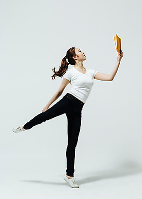 포토 JPG 스튜디오촬영 전신 응시 여자 모션 실내 한명 서기 들기 사람 동양인 20대 성인 앞모습 책 독서 한국인 춤 읽기 다리들기 여자만 여자한명만 성인여자만 청년만 청년여자만 성인한명만 청년여자한명만 성인여자한명만 성인만 국내포토 1 시선 뷰포인트 문화예술 인종 청년 내부 파일형식