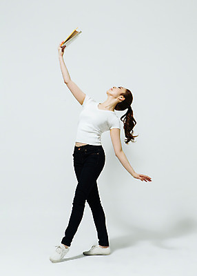 포토 JPG 스튜디오촬영 전신 응시 여자 모션 실내 한명 서기 들기 사람 동양인 손짓 20대 성인 옆모습 책 독서 한국인 춤 읽기 손뻗기 여자만 여자한명만 성인여자만 청년만 청년여자만 성인한명만 청년여자한명만 성인여자한명만 성인만 국내포토 1 시선 뷰포인트 문화예술 인종 청년 내부 파일형식