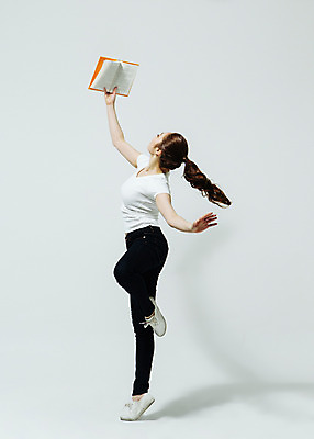 포토 JPG 스튜디오촬영 전신 응시 여자 모션 실내 한명 서기 들기 사람 동양인 손짓 20대 성인 옆모습 책 독서 한국인 춤 읽기 다리들기 여자만 여자한명만 성인여자만 청년만 청년여자만 성인한명만 청년여자한명만 성인여자한명만 성인만 국내포토 1 시선 뷰포인트 문화예술 인종 청년 내부 파일형식