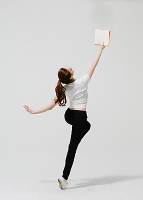 포토 JPG 스튜디오촬영 전신 응시 여자 모션 실내 한명 서기 들기 사람 동양인 손짓 20대 성인 책 독서 한국인 춤 읽기 여자만 여자한명만 성인여자만 청년만 청년여자만 성인한명만 청년여자한명만 성인여자한명만 성인만 국내포토 1 시선 문화예술 인종 청년 내부 파일형식