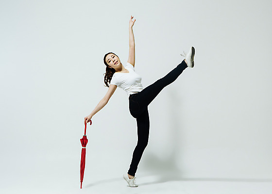 포토 JPG 스튜디오촬영 전신 여자 모션 실내 한명 서기 미소 들기 사람 동양인 손짓 20대 성인 옆모습 한국인 춤 손뻗기 다리들기 빨간우산 여자만 여자한명만 성인여자만 청년만 청년여자만 성인한명만 청년여자한명만 성인여자한명만 성인만 국내포토 1 뷰포인트 우산 문화예술 표정 인종 청년 내부 파일형식