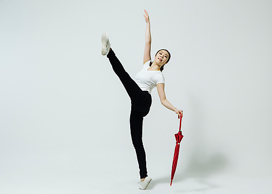 포토 JPG 스튜디오촬영 전신 여자 모션 팔벌리기 실내 한명 서기 들기 사람 동양인 손짓 20대 성인 앞모습 한국인 춤 손뻗기 다리들기 빨간우산 여자만 여자한명만 성인여자만 청년만 청년여자만 성인한명만 청년여자한명만 성인여자한명만 성인만 국내포토 1 뷰포인트 우산 문화예술 인종 청년 내부 파일형식