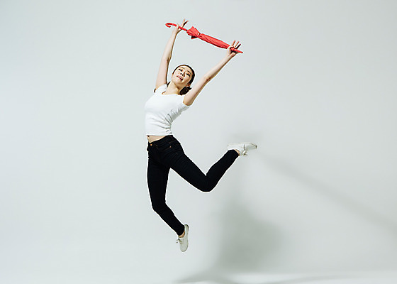 포토 JPG 스튜디오촬영 전신 여자 모션 팔벌리기 실내 한명 들기 사람 동양인 손짓 20대 성인 앞모습 점프 한국인 춤 손뻗기 다리들기 빨간우산 여자만 여자한명만 성인여자만 청년만 청년여자만 성인한명만 청년여자한명만 성인여자한명만 성인만 국내포토 1 뷰포인트 우산 문화예술 인종 청년 내부 파일형식