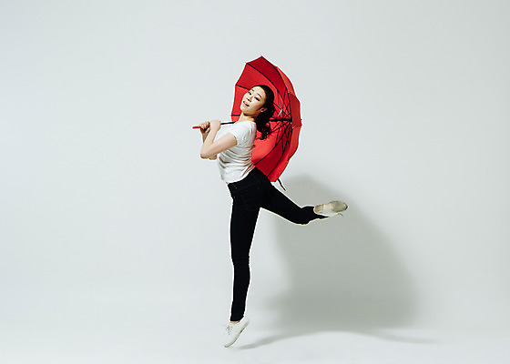 포토 JPG 스튜디오촬영 전신 여자 모션 실내 한명 미소 들기 사람 동양인 20대 성인 옆모습 점프 한국인 춤 다리들기 빨간우산 여자만 여자한명만 성인여자만 청년만 청년여자만 성인한명만 청년여자한명만 성인여자한명만 성인만 국내포토 1 뷰포인트 우산 문화예술 표정 인종 청년 내부 파일형식