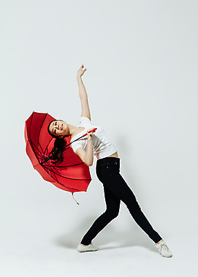 포토 JPG 스튜디오촬영 전신 여자 모션 실내 한명 서기 들기 사람 동양인 손짓 20대 성인 옆모습 한국인 춤 손뻗기 빨간우산 여자만 여자한명만 성인여자만 청년만 청년여자만 성인한명만 청년여자한명만 성인여자한명만 성인만 국내포토 1 뷰포인트 우산 문화예술 인종 청년 내부 파일형식