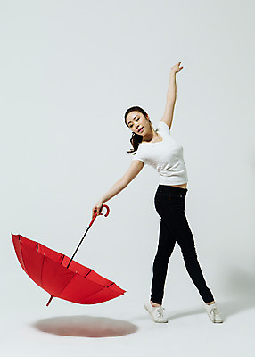 포토 JPG 스튜디오촬영 전신 여자 모션 실내 한명 서기 미소 들기 사람 동양인 손짓 20대 성인 옆모습 한국인 춤 손뻗기 빨간우산 여자만 여자한명만 성인여자만 청년만 청년여자만 성인한명만 청년여자한명만 성인여자한명만 성인만 국내포토 1 뷰포인트 우산 문화예술 표정 인종 청년 내부 파일형식