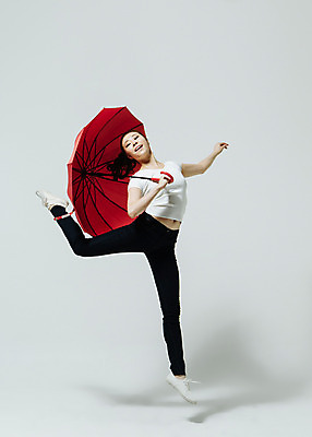포토 JPG 스튜디오촬영 전신 여자 모션 실내 한명 미소 들기 사람 동양인 손짓 20대 성인 앞모습 점프 한국인 춤 손뻗기 다리들기 빨간우산 여자만 여자한명만 성인여자만 청년만 청년여자만 성인한명만 청년여자한명만 성인여자한명만 성인만 국내포토 1 뷰포인트 우산 문화예술 표정 인종 청년 내부 파일형식