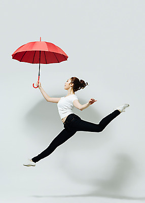 포토 JPG 스튜디오촬영 전신 여자 모션 실내 한명 들기 사람 동양인 손짓 20대 성인 옆모습 점프 한국인 춤 다리들기 빨간우산 여자만 여자한명만 성인여자만 청년만 청년여자만 성인한명만 청년여자한명만 성인여자한명만 성인만 국내포토 1 뷰포인트 우산 문화예술 인종 청년 내부 파일형식