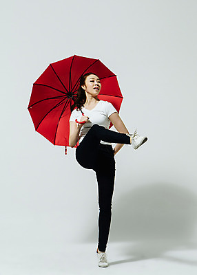 포토 JPG 스튜디오촬영 전신 응시 여자 모션 실내 한명 서기 미소 들기 사람 동양인 20대 성인 앞모습 한국인 춤 다리들기 빨간우산 여자만 여자한명만 성인여자만 청년만 청년여자만 성인한명만 청년여자한명만 성인여자한명만 성인만 국내포토 1 시선 뷰포인트 우산 문화예술 표정 인종 청년 내부 파일형식