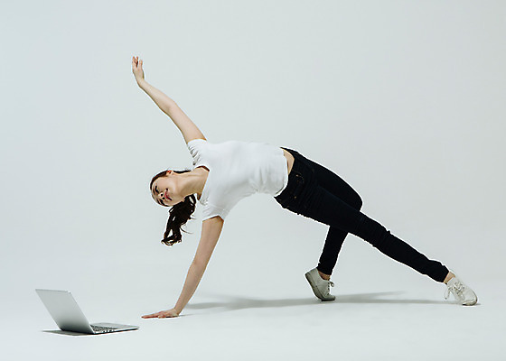 포토 JPG 스튜디오촬영 전신 응시 여자 모션 팔벌리기 실내 한명 사람 동양인 손짓 20대 성인 앞모습 노트북 한국인 춤 손뻗기 여자만 여자한명만 성인여자만 청년만 청년여자만 성인한명만 청년여자한명만 성인여자한명만 성인만 국내포토 1 시선 뷰포인트 문화예술 인종 청년 내부 전자제품 파일형식