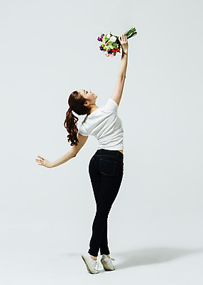 포토 JPG 스튜디오촬영 전신 식물 응시 여자 꽃 꽃다발 모션 실내 한명 서기 들기 사람 동양인 손짓 20대 성인 뒷모습 한국인 춤 손뻗기 여자만 여자한명만 성인여자만 청년만 청년여자만 성인한명만 청년여자한명만 성인여자한명만 성인만 국내포토 1 시선 뷰포인트 문화예술 인종 청년 내부 파일형식
