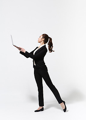 포토 JPG 스튜디오촬영 전신 응시 여자 비즈니스 모션 실내 한명 서기 들기 사람 동양인 정장 손짓 20대 성인 옆모습 노트북 한국인 춤 직장인 비즈니스우먼 여자만 여자한명만 성인여자만 청년만 청년여자만 성인한명만 청년여자한명만 성인여자한명만 성인만 국내포토 직업 1 시선 옷 뷰포인트 문화예술 인종 청년 내부 전자제품 파일형식