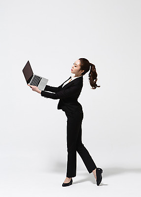 포토 JPG 스튜디오촬영 전신 응시 여자 비즈니스 모션 실내 한명 서기 들기 사람 동양인 정장 20대 성인 옆모습 노트북 한국인 춤 직장인 비즈니스우먼 여자만 여자한명만 성인여자만 청년만 청년여자만 성인한명만 청년여자한명만 성인여자한명만 성인만 국내포토 직업 1 시선 옷 뷰포인트 문화예술 인종 청년 내부 전자제품 파일형식