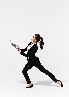 포토 JPG 스튜디오촬영 전신 응시 여자 비즈니스 모션 실내 한명 서기 들기 사람 동양인 정장 20대 성인 옆모습 노트북 한국인 춤 직장인 비즈니스우먼 여자만 여자한명만 성인여자만 청년만 청년여자만 성인한명만 청년여자한명만 성인여자한명만 성인만 국내포토 직업 1 시선 옷 뷰포인트 문화예술 인종 청년 내부 전자제품 파일형식