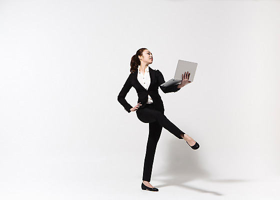 포토 JPG 스튜디오촬영 전신 여자 허리손 비즈니스 모션 실내 한명 서기 들기 사람 동양인 정장 20대 성인 앞모습 노트북 한국인 춤 직장인 비즈니스우먼 다리들기 여자만 여자한명만 성인여자만 청년만 청년여자만 성인한명만 청년여자한명만 성인여자한명만 성인만 국내포토 직업 1 옷 뷰포인트 포즈 문화예술 인종 청년 내부 전자제품 파일형식