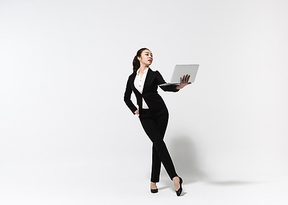 포토 JPG 스튜디오촬영 전신 여자 허리손 비즈니스 모션 실내 한명 서기 들기 사람 동양인 정장 20대 성인 앞모습 노트북 한국인 춤 직장인 비즈니스우먼 여자만 여자한명만 성인여자만 청년만 청년여자만 성인한명만 청년여자한명만 성인여자한명만 성인만 국내포토 직업 1 옷 뷰포인트 포즈 문화예술 인종 청년 내부 전자제품 파일형식