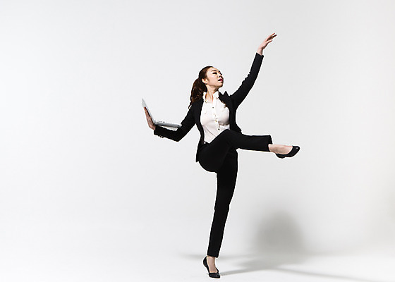 포토 JPG 스튜디오촬영 전신 응시 여자 비즈니스 모션 실내 한명 서기 들기 사람 동양인 정장 손짓 20대 성인 앞모습 노트북 한국인 춤 직장인 비즈니스우먼 손뻗기 다리들기 여자만 여자한명만 성인여자만 청년만 청년여자만 성인한명만 청년여자한명만 성인여자한명만 성인만 국내포토 직업 1 시선 옷 뷰포인트 문화예술 인종 청년 내부 전자제품 파일형식