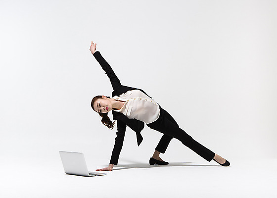 포토 JPG 스튜디오촬영 전신 응시 여자 비즈니스 모션 실내 한명 사람 동양인 정장 손짓 20대 성인 앞모습 노트북 한국인 춤 직장인 비즈니스우먼 손뻗기 여자만 여자한명만 성인여자만 청년만 청년여자만 성인한명만 청년여자한명만 성인여자한명만 성인만 국내포토 직업 1 시선 옷 뷰포인트 문화예술 인종 청년 내부 전자제품 파일형식