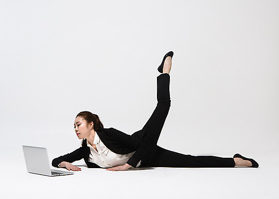 포토 JPG 스튜디오촬영 전신 응시 여자 엎드리기 비즈니스 모션 실내 한명 사람 동양인 정장 20대 성인 옆모습 노트북 한국인 춤 직장인 비즈니스우먼 다리들기 여자만 여자한명만 성인여자만 청년만 청년여자만 성인한명만 청년여자한명만 성인여자한명만 성인만 국내포토 직업 1 시선 옷 뷰포인트 문화예술 인종 청년 내부 전자제품 파일형식