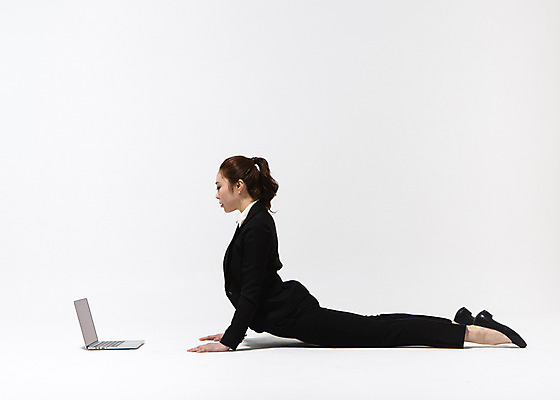 포토 JPG 스튜디오촬영 전신 응시 여자 엎드리기 비즈니스 모션 실내 한명 사람 동양인 정장 20대 성인 옆모습 노트북 한국인 춤 직장인 비즈니스우먼 여자만 여자한명만 성인여자만 청년만 청년여자만 성인한명만 청년여자한명만 성인여자한명만 성인만 국내포토 직업 1 시선 옷 뷰포인트 문화예술 인종 청년 내부 전자제품 파일형식