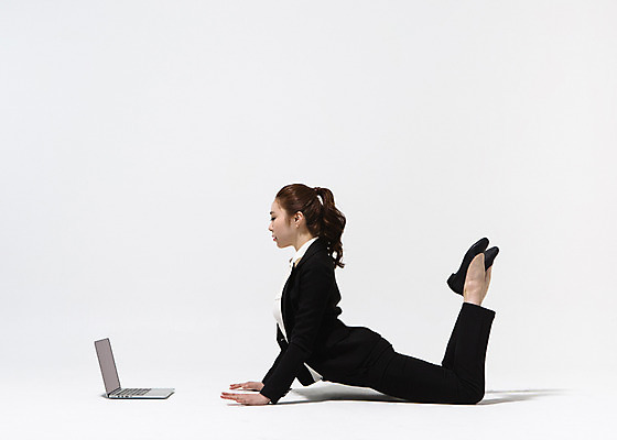 포토 JPG 스튜디오촬영 전신 응시 여자 엎드리기 비즈니스 모션 실내 한명 사람 동양인 정장 20대 성인 옆모습 노트북 한국인 춤 직장인 비즈니스우먼 다리들기 여자만 여자한명만 성인여자만 청년만 청년여자만 성인한명만 청년여자한명만 성인여자한명만 성인만 국내포토 직업 1 시선 옷 뷰포인트 문화예술 인종 청년 내부 전자제품 파일형식