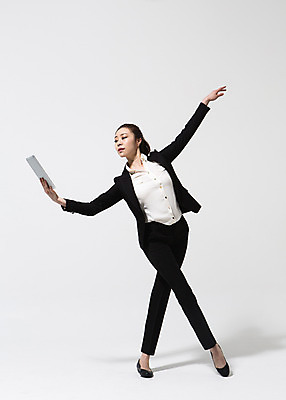 포토 JPG 스튜디오촬영 전신 응시 여자 비즈니스 모션 실내 한명 서기 들기 사람 동양인 정장 손짓 20대 성인 앞모습 태블릿 한국인 춤 직장인 비즈니스우먼 손뻗기 여자만 여자한명만 성인여자만 청년만 청년여자만 성인한명만 청년여자한명만 성인여자한명만 성인만 국내포토 직업 1 시선 옷 뷰포인트 문화예술 인종 청년 내부 전자제품 스마트기기 파일형식
