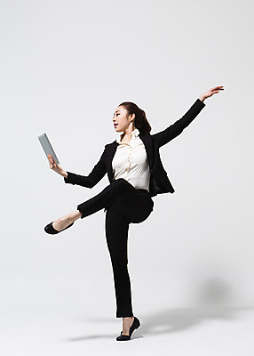 포토 JPG 스튜디오촬영 전신 여자 비즈니스 모션 팔벌리기 실내 한명 서기 들기 사람 동양인 정장 20대 성인 앞모습 태블릿 한국인 춤 직장인 비즈니스우먼 손뻗기 다리들기 여자만 여자한명만 성인여자만 청년만 청년여자만 성인한명만 청년여자한명만 성인여자한명만 성인만 국내포토 직업 1 옷 뷰포인트 문화예술 인종 청년 내부 전자제품 스마트기기 파일형식