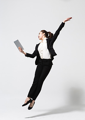 포토 JPG 스튜디오촬영 전신 여자 비즈니스 모션 실내 한명 들기 사람 동양인 정장 손짓 20대 성인 앞모습 태블릿 점프 한국인 춤 직장인 비즈니스우먼 손뻗기 여자만 여자한명만 성인여자만 청년만 청년여자만 성인한명만 청년여자한명만 성인여자한명만 성인만 국내포토 직업 1 옷 뷰포인트 문화예술 인종 청년 내부 전자제품 스마트기기 파일형식