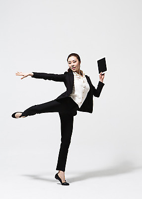 포토 JPG 스튜디오촬영 전신 여자 비즈니스 모션 실내 한명 서기 미소 들기 사람 동양인 정장 손짓 20대 성인 앞모습 태블릿 한국인 춤 직장인 비즈니스우먼 손뻗기 다리들기 여자만 여자한명만 성인여자만 청년만 청년여자만 성인한명만 청년여자한명만 성인여자한명만 성인만 국내포토 직업 1 옷 뷰포인트 문화예술 표정 인종 청년 내부 전자제품 스마트기기 파일형식