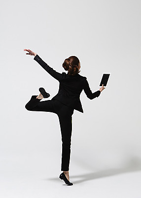 포토 JPG 스튜디오촬영 전신 여자 비즈니스 모션 실내 한명 서기 들기 사람 동양인 정장 손짓 20대 성인 뒷모습 태블릿 한국인 춤 직장인 비즈니스우먼 손뻗기 다리들기 여자만 여자한명만 성인여자만 청년만 청년여자만 성인한명만 청년여자한명만 성인여자한명만 성인만 국내포토 직업 1 옷 뷰포인트 문화예술 인종 청년 내부 전자제품 스마트기기 파일형식