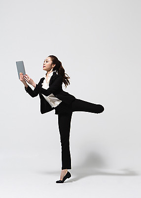 포토 JPG 스튜디오촬영 전신 응시 여자 비즈니스 모션 실내 한명 서기 들기 사람 동양인 정장 20대 성인 옆모습 태블릿 한국인 춤 직장인 비즈니스우먼 다리들기 여자만 여자한명만 성인여자만 청년만 청년여자만 성인한명만 청년여자한명만 성인여자한명만 성인만 국내포토 직업 1 시선 옷 뷰포인트 문화예술 인종 청년 내부 전자제품 스마트기기 파일형식