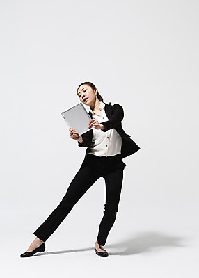포토 JPG 스튜디오촬영 전신 응시 여자 비즈니스 모션 실내 한명 서기 들기 사람 동양인 정장 20대 성인 앞모습 태블릿 한국인 춤 직장인 비즈니스우먼 여자만 여자한명만 성인여자만 청년만 청년여자만 성인한명만 청년여자한명만 성인여자한명만 성인만 국내포토 직업 1 시선 옷 뷰포인트 문화예술 인종 청년 내부 전자제품 스마트기기 파일형식
