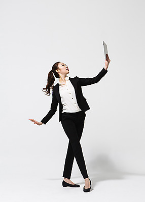 포토 JPG 스튜디오촬영 전신 응시 여자 비즈니스 모션 실내 한명 서기 들기 사람 동양인 정장 손짓 20대 성인 앞모습 태블릿 한국인 춤 직장인 비즈니스우먼 여자만 여자한명만 성인여자만 청년만 청년여자만 성인한명만 청년여자한명만 성인여자한명만 성인만 국내포토 직업 1 시선 옷 뷰포인트 문화예술 인종 청년 내부 전자제품 스마트기기 파일형식