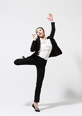 포토 JPG 스튜디오촬영 전신 여자 비즈니스 모션 실내 한명 서기 들기 사람 동양인 정장 손짓 20대 성인 앞모습 한국인 춤 직장인 비즈니스우먼 손뻗기 다리들기 유리판 여자만 여자한명만 성인여자만 청년만 청년여자만 성인한명만 청년여자한명만 성인여자한명만 성인만 국내포토 직업 1 옷 뷰포인트 문화예술 인종 청년 내부 파일형식